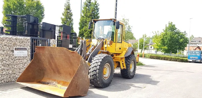 Radlader mit Schrottschaufel
