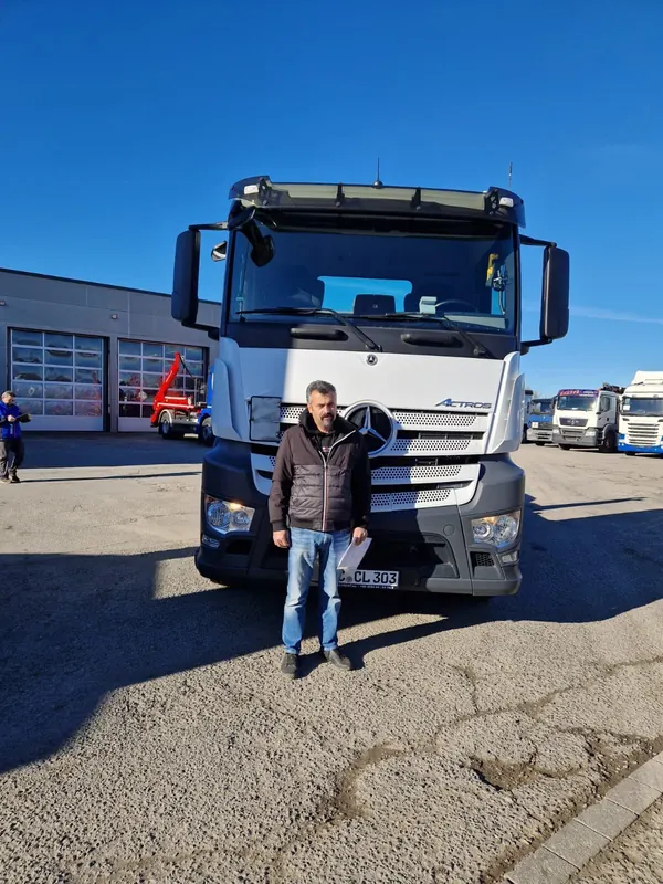 Chef von HP Metalle vor dem Firmen-LKW